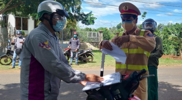 Thủ tướng Chính phủ chỉ đạo các địa phương đang thực hiện Chỉ thị 16 kiên quyết yêu cầu người dân “ai ở đâu thì ở đó”