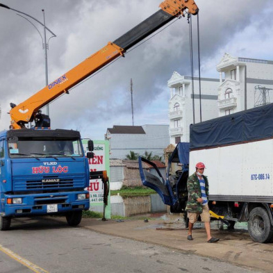 Tài xế ngủ quên, xe cung ứng thực phẩm cắm đầu xuống mương nước