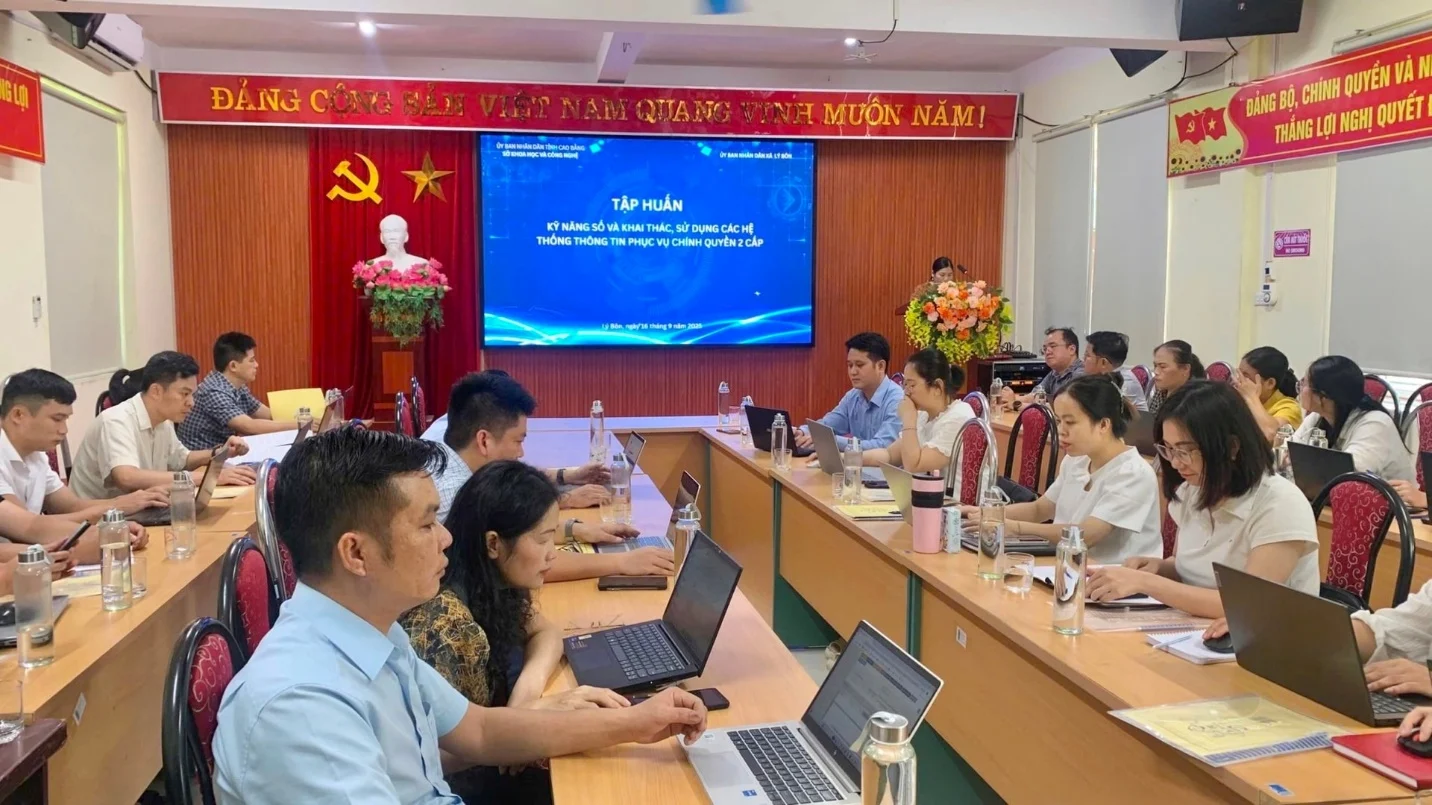 “Bình dân học vụ số” lan tỏa sâu rộng đưa công nghệ đến từng bản làng