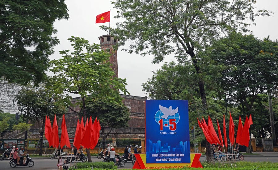 Tưng bừng cờ hoa chào mừng ngày lễ 30.4 - 1.5
