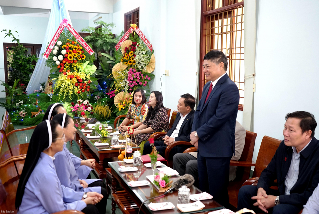 Phó Bí thư Thường trực Tỉnh ủy Phạm Minh Tấn thăm, chúc mừng các cơ sở tôn giáo nhân dịp Giáng sinh 2023
