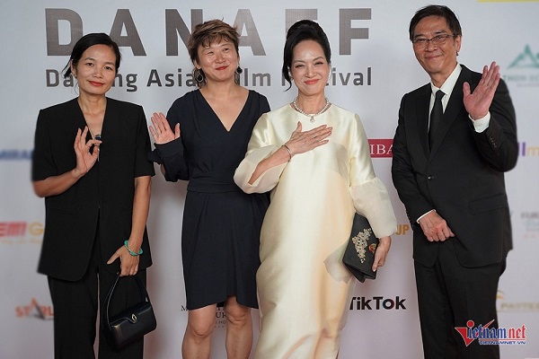 NSND Lê Khanh và dàn sao 'đổ bộ' thảm đỏ Liên hoan phim châu Á