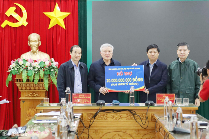 Thường trực Tỉnh ủy họp triển khai công tác cứu trợ nhân dân bị ảnh hưởng do mưa lũ