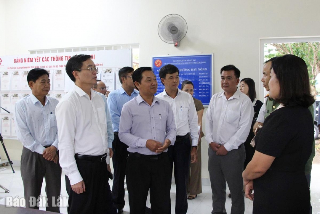 Bí thư Tỉnh uỷ Nguyễn Đình Trung kiểm tra công tác vận hành thử nghiệm mô hình hoạt động chính quyền cấp xã