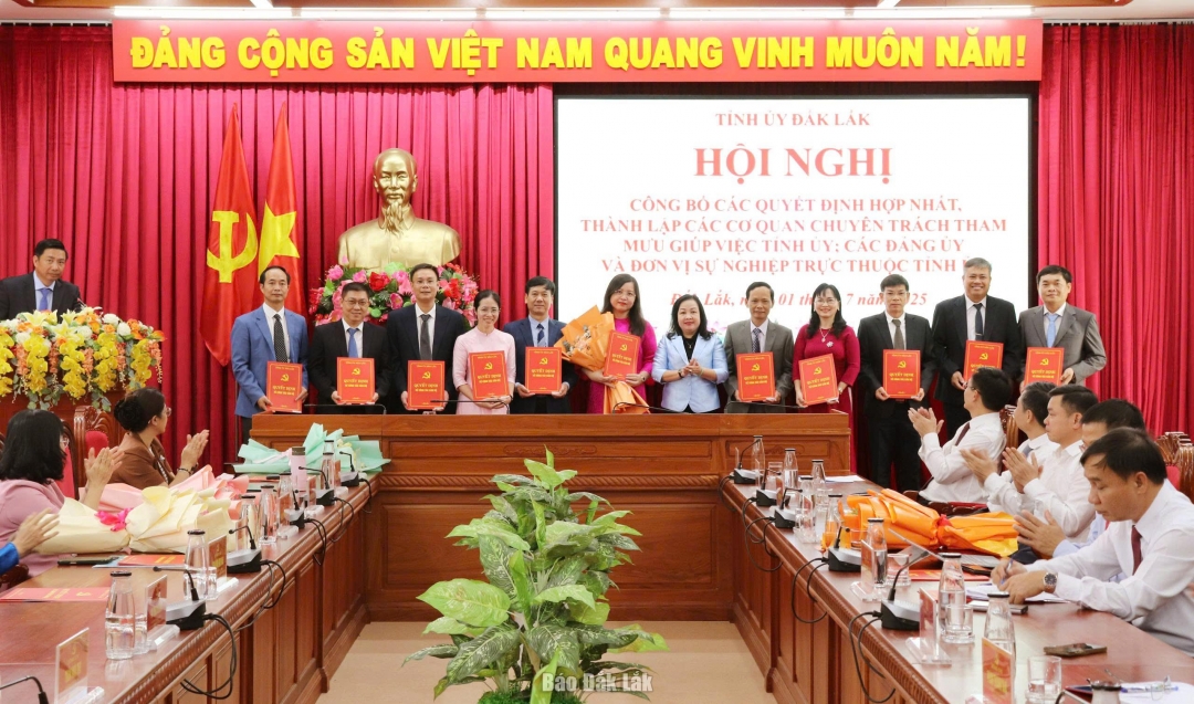 Công bố các quyết định hợp nhất, thành lập các cơ quan, đơn vị trực thuộc Tỉnh ủy Đắk Lắk