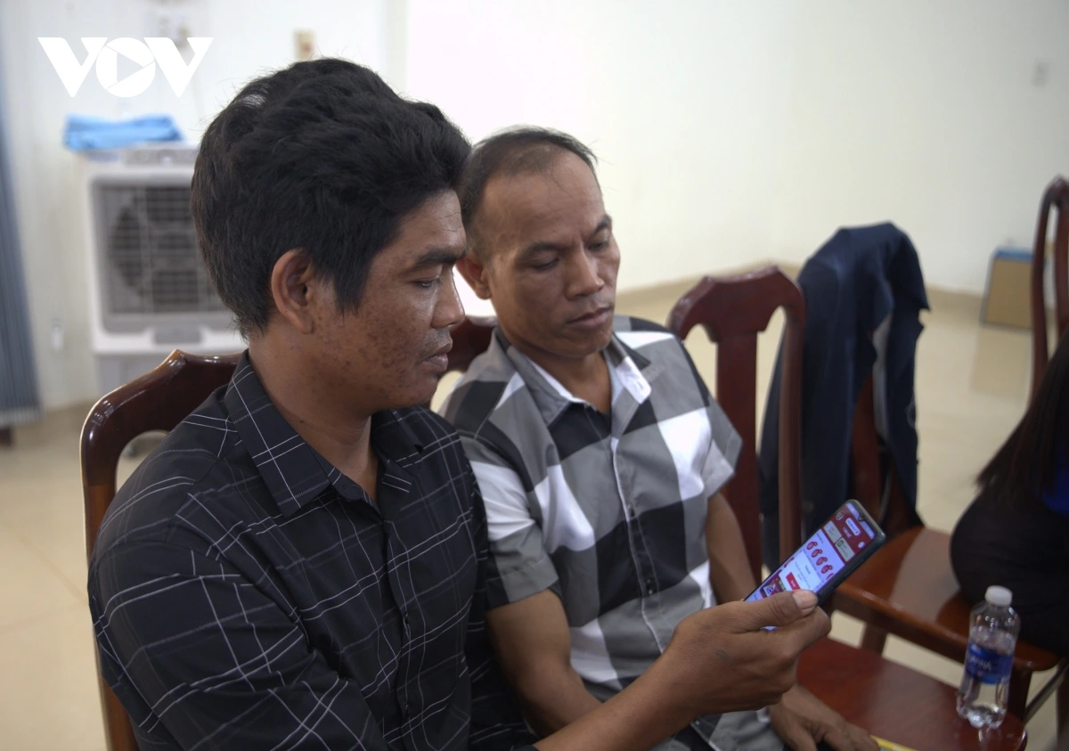 grab4e941nguoi-dan-toc-thieu-so-o-dak-lak-dan-nam-ro-cac-thao-tac-thuc-hien-thu-tuc-hanh-chinh-tren-mang-thong-qua-dien-thoai-thong-minh