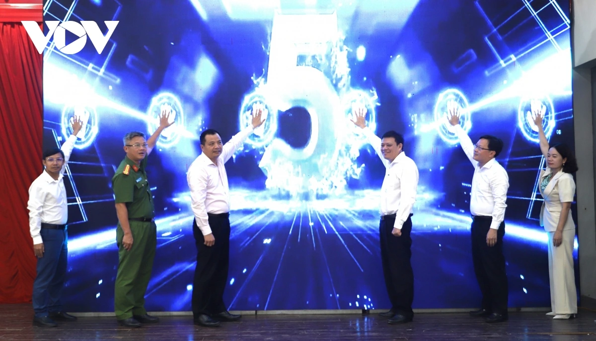 Bình dân học vụ số lấp "khoảng trống hành chính số" ở các buôn làng