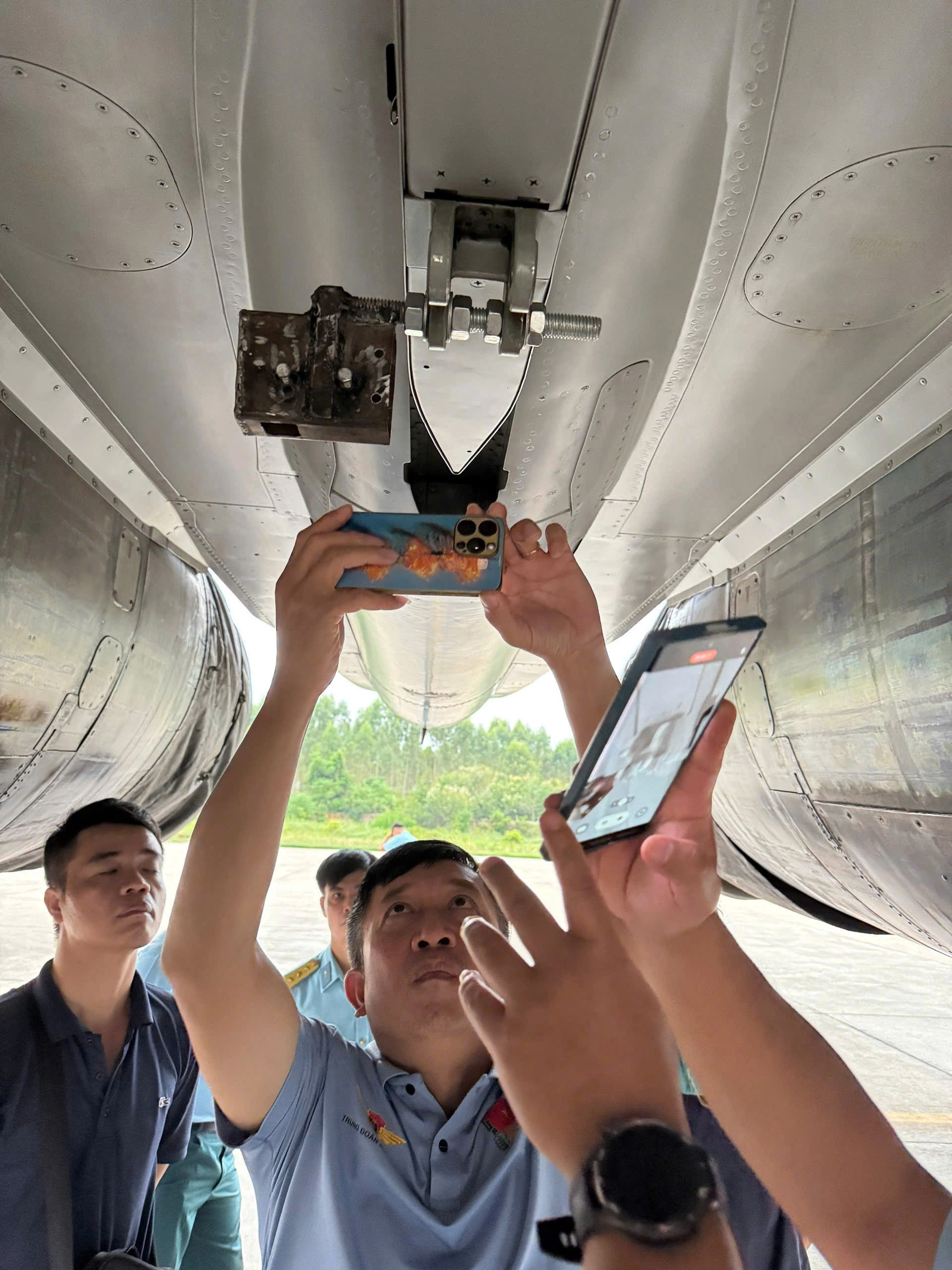 dang-sau-12-giay-tuyet-doi-dien-anh-cua-su-30mk2-tren-troi-ba-dinh-a80-4jpg-1757005741455