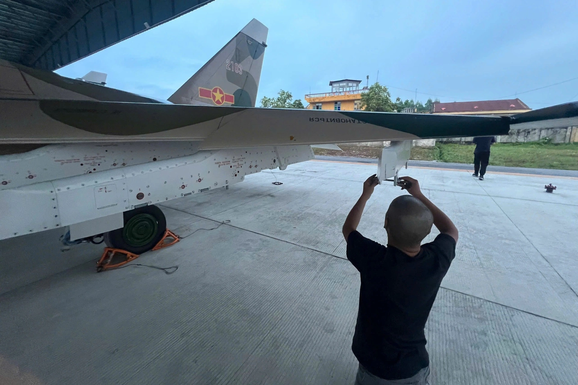 Đằng sau 12 giây "tuyệt đối điện ảnh" của Su-30MK2 trên trời Ba Đình A80